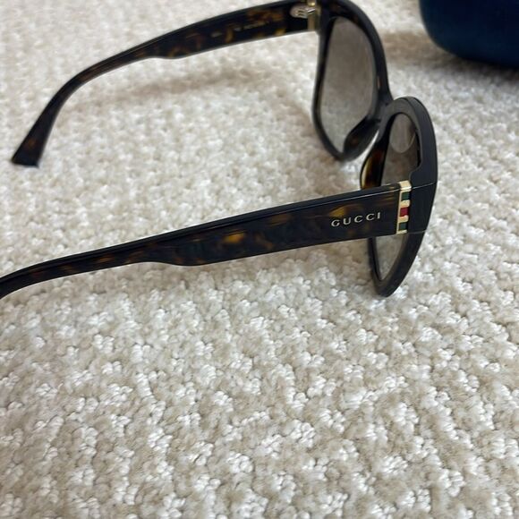 Gucci Tortoise Shell Sunglasses with Case - Picture 5 of 7